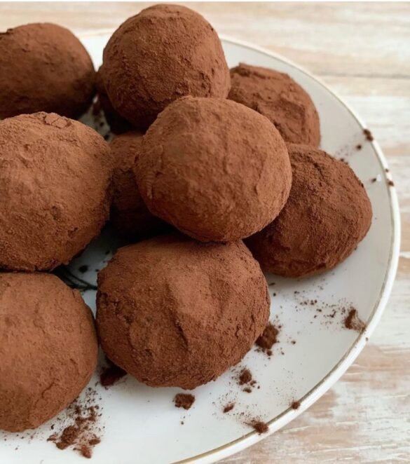 Truffes au chocolat avec poudre de cacao